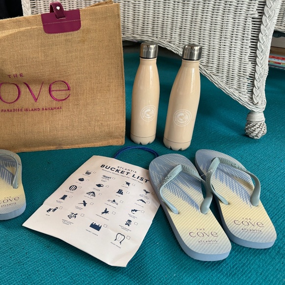 The Cove @ ATLANTIS BAHAMAS Tote, Flip Flops, Water Bottles - Picture 2 of 5